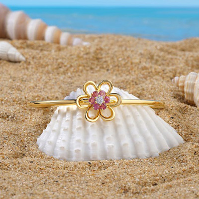 Diamond and pink sapphire ring with a floral design and brilliant-cut stones